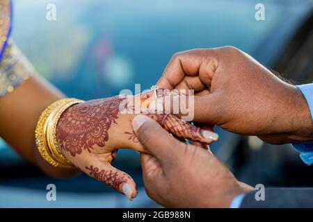 Verlobungsring eines mauritischen Hindu-Paares. Bräutigam, der vorbeigeht, klingelt`s dem Finger seiner Braut, Mauritius, Afrika Stockfoto